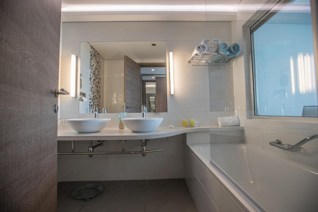 Deluxe Tweepersoonskamer met 1 of 2 Bedden en een Zijdelings Uitzicht op Zee